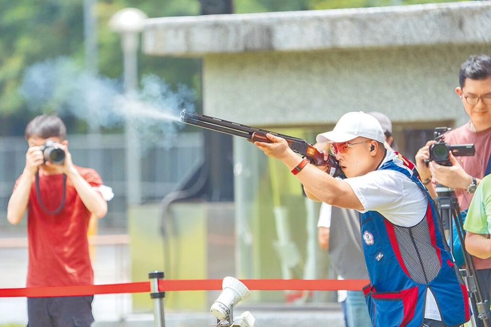 國訓中心2日舉行備戰奧運培訓隊媒體日，中華隊男子定向飛靶選手李孟遠投入練習。（杜宜諳攝）