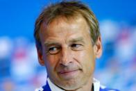 Nach dem Ende seiner aktiven Zeit wurde Jürgen Klinsmann 2004 überraschend Trainer der deutschen Nationalmannschaft, die er zusammen mit Jogi Löw beim Sommermärchen 2006 auf den dritten Platz führte. In der Saison 2008 wurde er Trainer des FC Bayern München. Nach deftigen Niederlagen gegen Barcelona und Wolfsburg musste er im April 2009 gehen. Von 2011 bis 2016 war er Trainer der US-Nationalmannschaft.