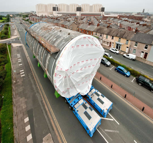 1 000 Tonne Nuclear Submarine Passes Through Residential Streets