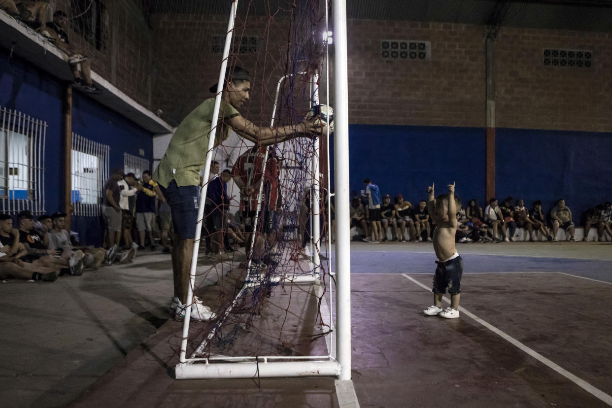 Franco Roldán juega con su hijo antes de un partido de fútbol 