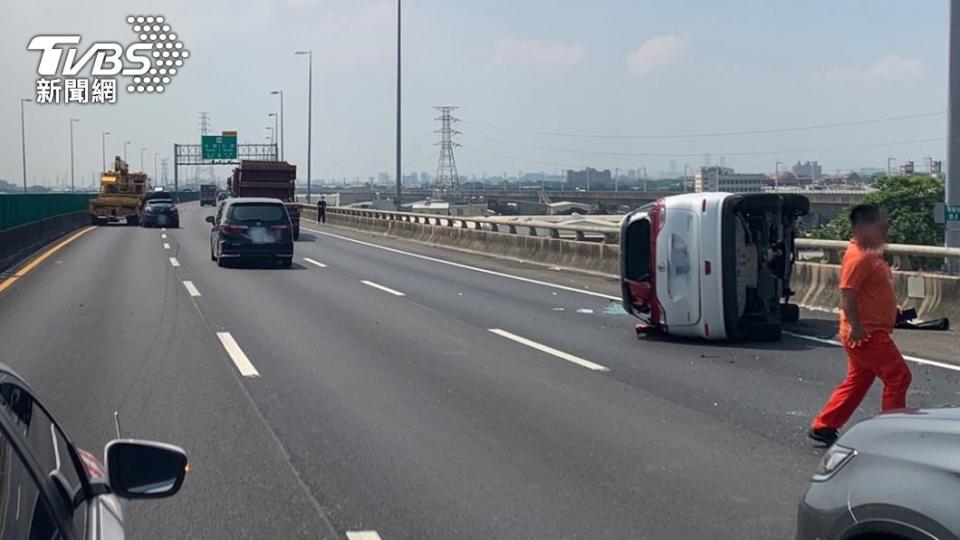 閰男的轎車則側翻於車道上。（圖／警方提供）