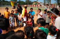 <p>Central American migrant children play with a piÃ±ata during the annual Migrant Stations of the Cross caravan or “Via Crucis,” organized by the “Pueblo Sin Fronteras” activist group, at a sports center as the caravan stops for a few days in Matias Romero, Oaxaca state, Mexico, Monday, April 2, 2018. (Photo: Felix Marquez/AP) </p>