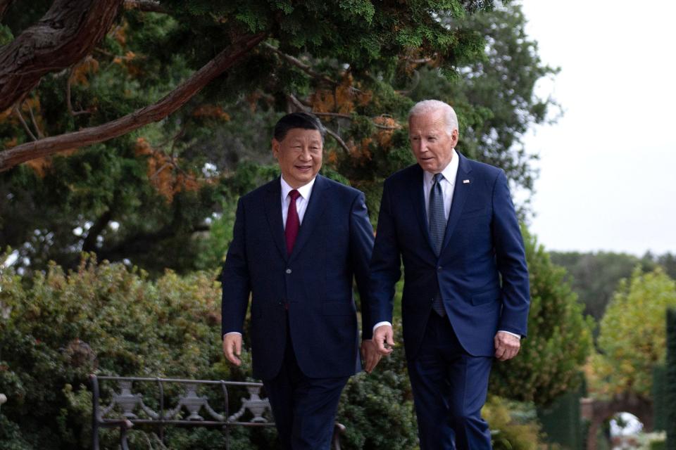 Xi und Biden spazieren gemeinsam während des APEC-Gipfels in San Francisco. - Copyright: BRENDAN SMIALOWSKI/AFP via Getty Images