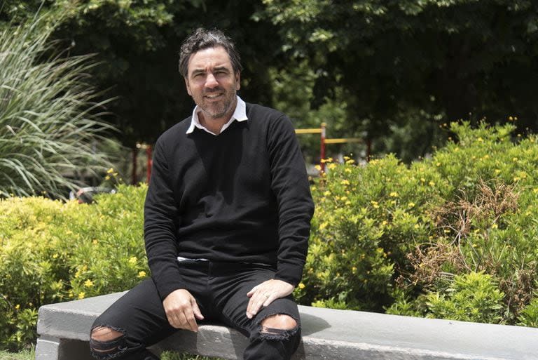 Dante Bottini, posando para LA NACION, en el parque Las Heras; vive en EE.UU. desde 2008