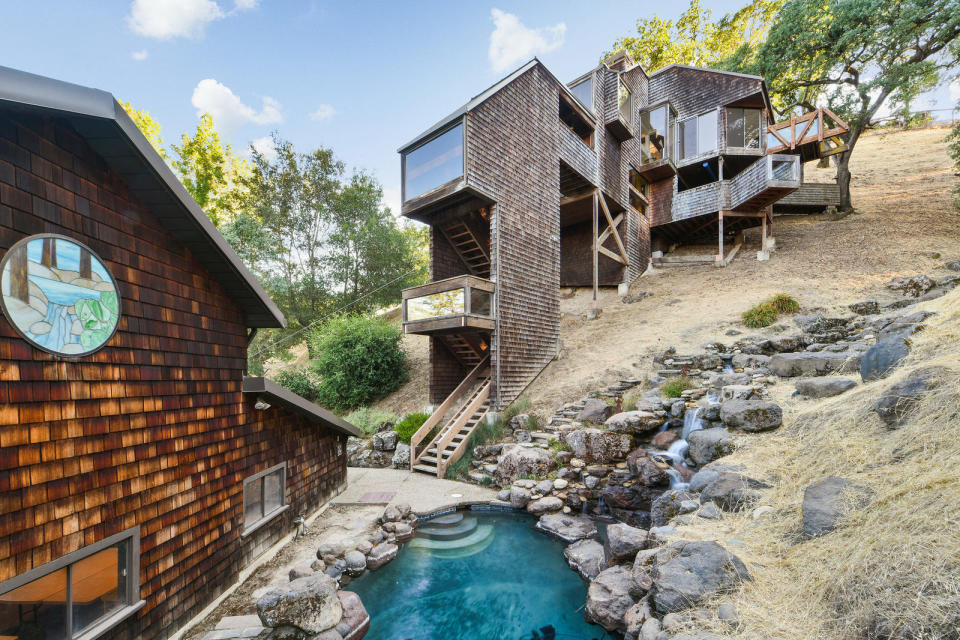 Para pasar desde la entrada de la vivienda a la parte superior, en lugar de construir un camino de hormigón, levantaron cinco tramos de escaleras ocultos dentro de una estructura de tejas de madera. (Foto: <a href="http://www.1642lastrampas.com/" rel="nofollow noopener" target="_blank" data-ylk="slk:1642 Las Trampas;elm:context_link;itc:0;sec:content-canvas" class="link ">1642 Las Trampas</a>).