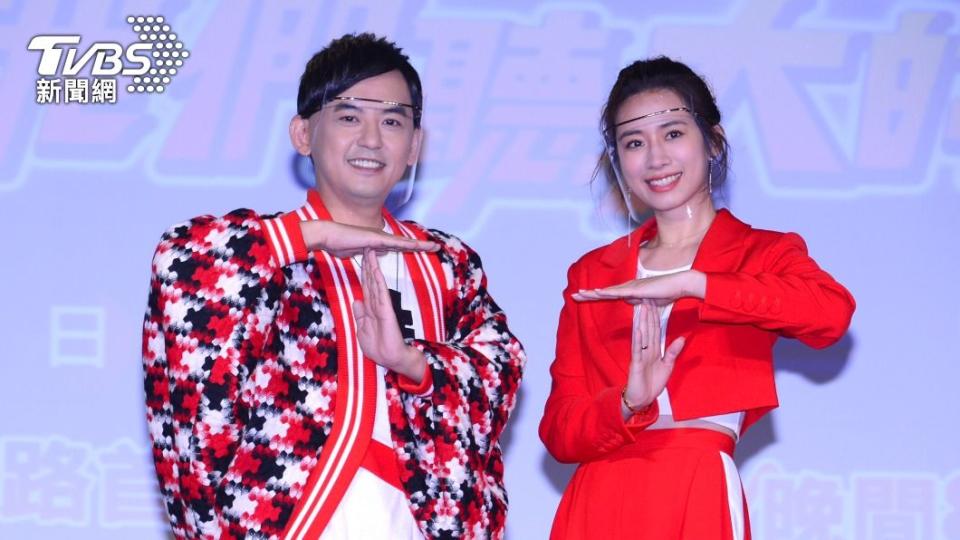 黃子佼和趙岱新攜手主持TVBS全新大型音樂節目《#T-POP我們聽大的！！》。（圖／TVBS）