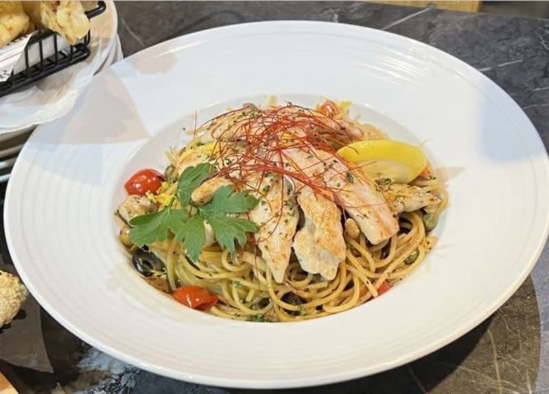 羅永哲表示，會展開一連串的義大利餐廳之旅全是為了兩個愛吃義式料理的女兒。