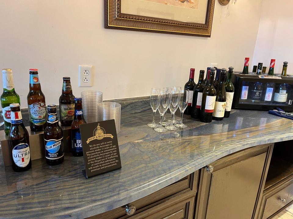 beer and wine at the club lounge at disney's beach club resort