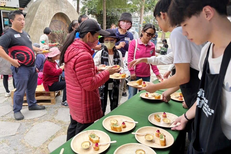 臺東專科學校餐旅管理科學生於南迴食材創藝競賽中展現餐點研發成果。