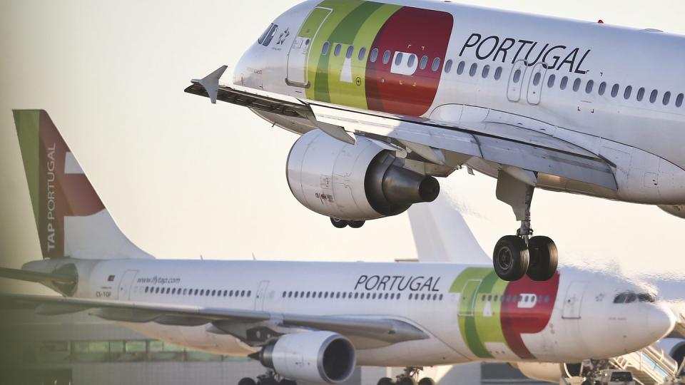 Start einer Maschine von Air Portugal: Dieses Vergnügen werden die gestrandeten Passsagiere erst am Montag haben. Foto: Mário Cruz/LUSA