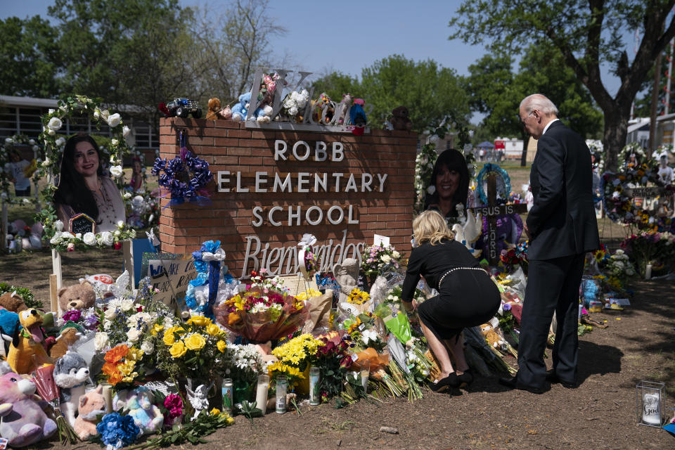 El presidente Joe Biden y la primera dama Jill Biden visitan el domingo 29 de mayo de 2022 un sitio de homenaje para las víctimas del tiroteo en la Escuela Primaria Robb, en Uvalde, Texas. (AP Foto/Evan Vucci)