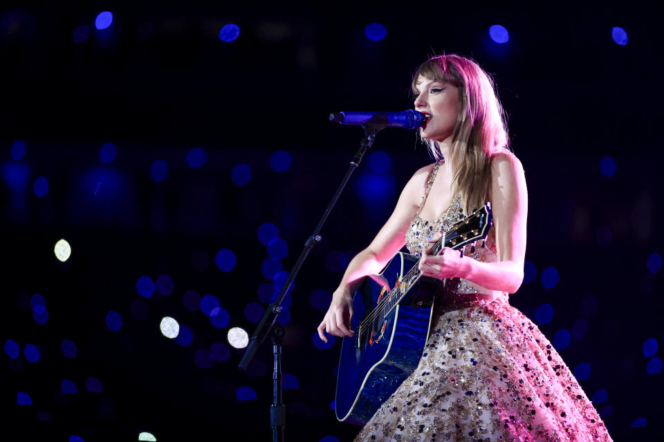 Taylor Swift canta y toca la guitarra durante 'Taylor Swift | The Eras Tour' el 24 de noviembre de 2023 en Sao Paulo, Brasil. (Foto de Buda Mendes/TAS23/Getty Images para TAS Rights Management)