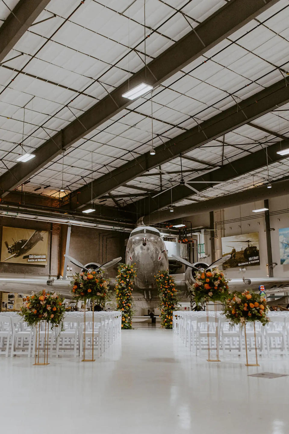 Die Chowbays heirateten im Lone Star Flight Museum in Texas. - Copyright: Kelsey Nicole Photography