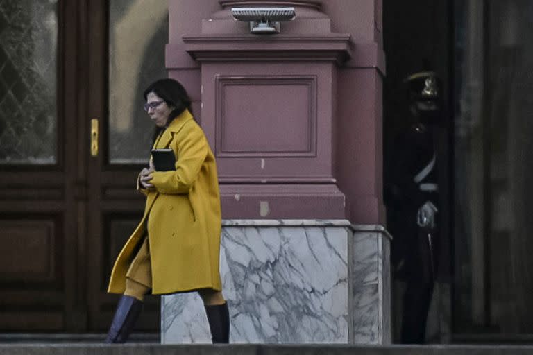 La ministra de Economía, Silvina Batakis, saliendo de Casa Rosada