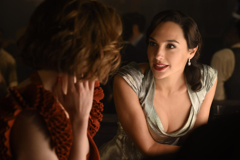 Emma Mackey y Gal Gadot, derecha, en una escena de "Death on the Nile" en una imagen proporcionada por 20th Century Studios. (20th Century Studios via AP)