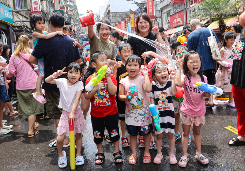 中和緬甸街浴佛潑水活動　大人小孩同樂 2024緬甸新年浴佛活動21日上午在新北市中和區華新 街熱鬧展開，不少大人帶著孩子一起來參加潑水節， 開心玩水。 中央社記者鄭清元攝　113年4月21日 