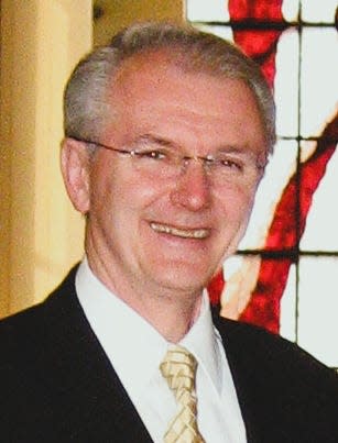 Bob Holden served as Missouri’s 53rd governor from 2001 to 2005.  Previously, he served two terms as Missouri state treasurer and three terms as a Missouri state tepresentative. He is currently chairman and CEO of the United States Heartland China Association.