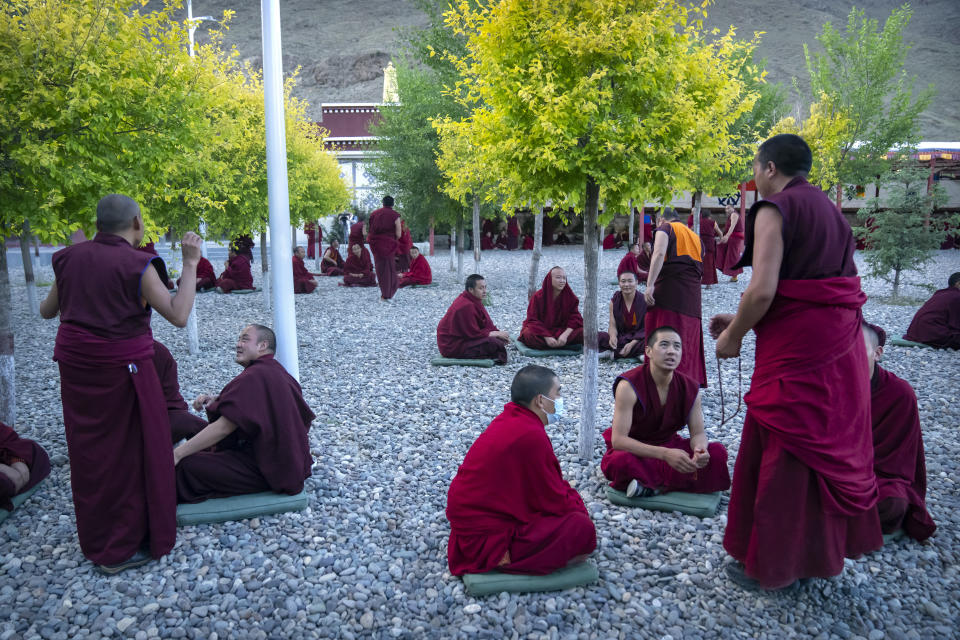 Decenas de monjes debaten en un patio interno del Colegio Budista Tibetano de Lhasa, capital de la Región Autónoma Tibetana de China, el 31 de mayo del 2021. (AP Photo/Mark Schiefelbein)