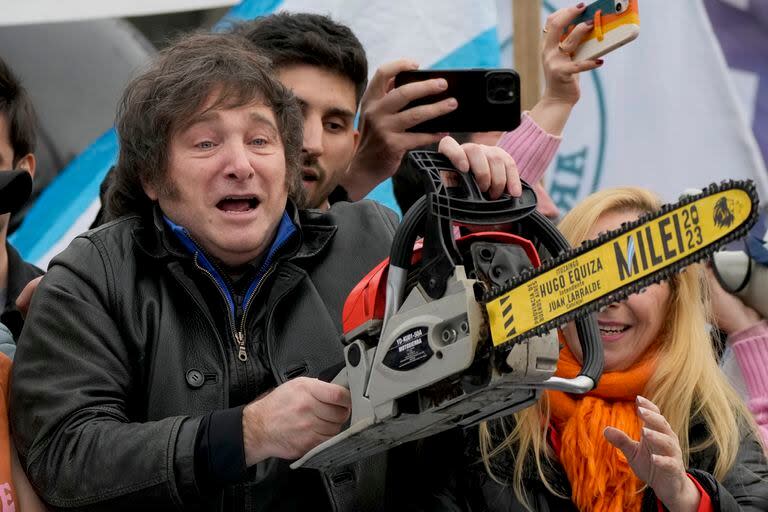 El aspirante presidencial Javier Milei, de la coalición La Libertad Avanza, carga una motosierra durante un mitin de campaña en La Plata, Argentina, el martes 12 de septiembre de 2023. 