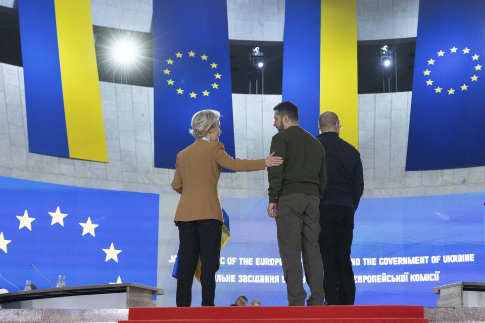 Wolodymyr Selenskyj und Ursula von der Leyen nehmen am EU-Ukraine-Gipfel teil: (Bild: Uncredited/Ukrainian Presidential Press Office/AP/dpa)