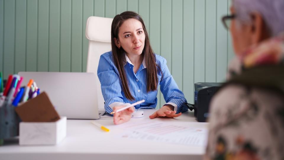 Person consults dietitian in their office