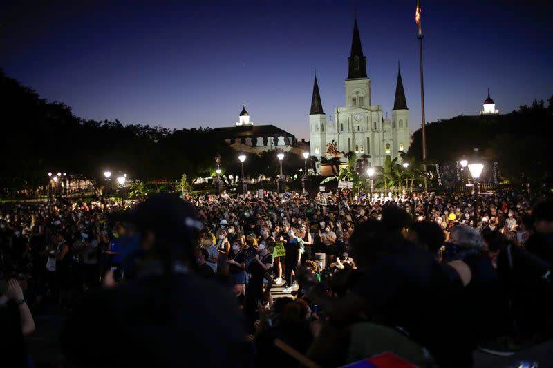 Miles de manifestantes se reúnen alrededor de la plaza Jackson Square durante una protesta contra la muerte de George Floyd bajo custodia policial en Minneapolis, en Nueva Orleans, Louisiana, EEUU, el 5 de junio de 2020