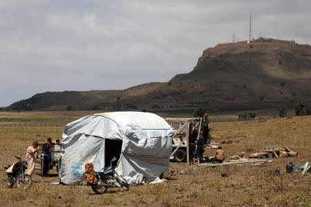 Internally displaced people from Deraa province erect a tent near the Israeli-occupied Golan Heights in Quneitra, Syria June 29, 2018. REUTERS/Alaa Al-Faqir