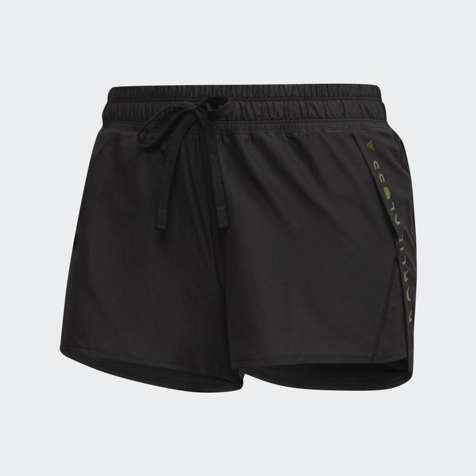 黑色運動短褲 NT$1,490 adidas x Karlie Kloss。（adidas提供）