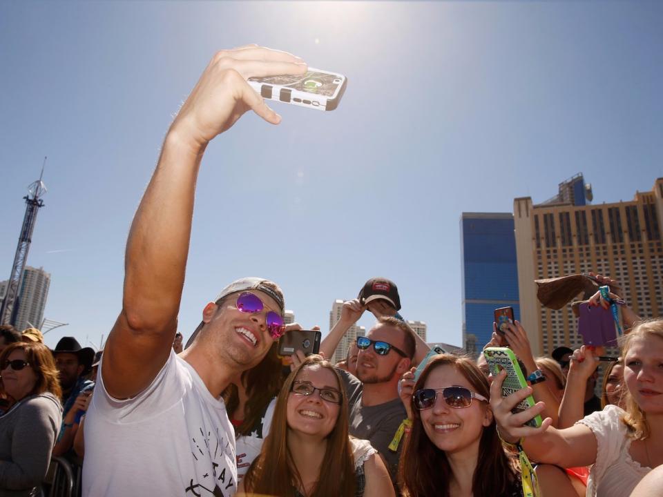 friends millennials selfie