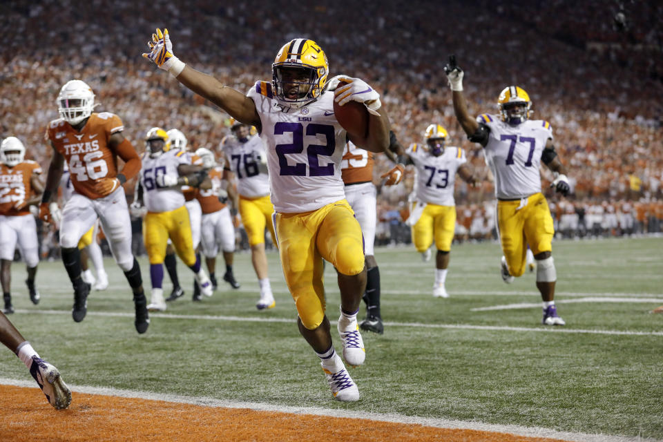 Clyde Edwards-Helaire #22 of the LSU Tigers rushes for a touchdown in the fourth quarter against the Texas Longhorns on Saturday. (Getty)