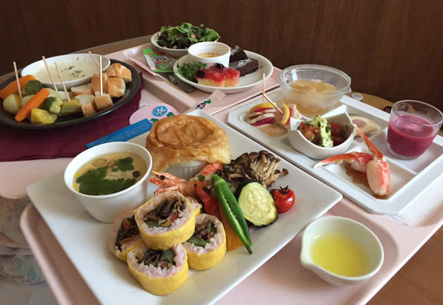 Une femme prend en photo les bons plats de l’hôpital