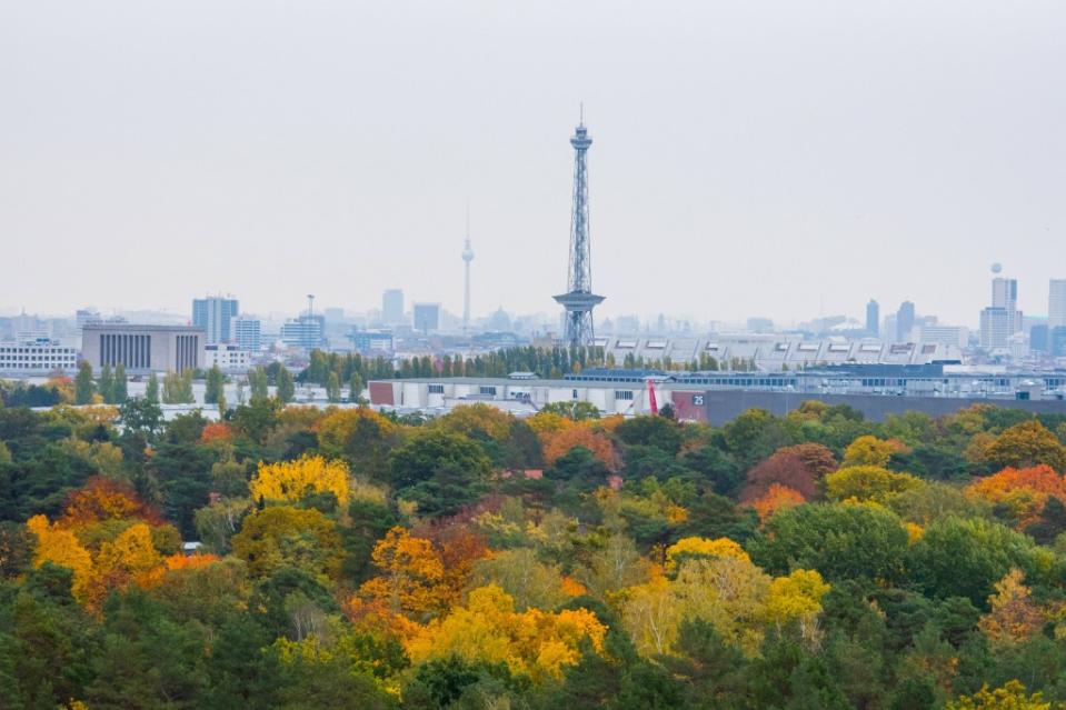 Blick vom Drachenberg auf den Berliner Funkturm.<span class="copyright">imago/Spicker</span>