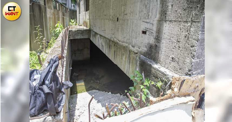 廢棄建物的地下室變成池塘，里長和居民都擔心可能爆發本土登革熱。（圖／黃威彬攝）