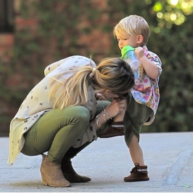 20) When the Paparazzi Caught This Sweet Moment (But She Still Scolded Them for Taking Pictures of Her Kid)