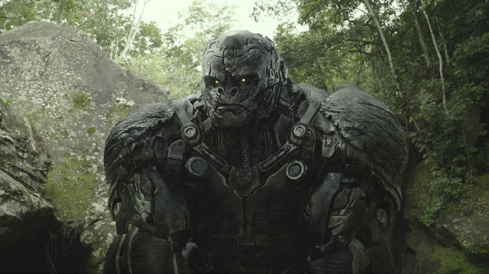 En esta imagen proporcionada por Paramount Pictures, Optimus Primal en una escena de "Transformers: Rise of the Beasts". (Paramount vía AP)