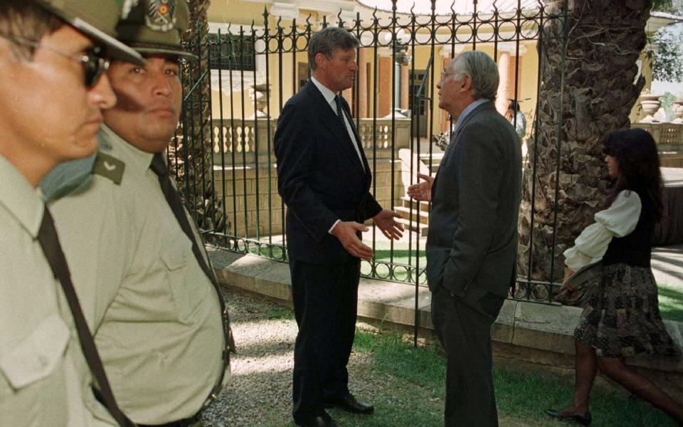 Bolivian police watch over an informal meeting between Bonsor and the Argentine foreign minister Guido Di Tella during the Rio Group and European Union Foreign Ministers' Summit at Cochabamba in 1996 - Zoraid