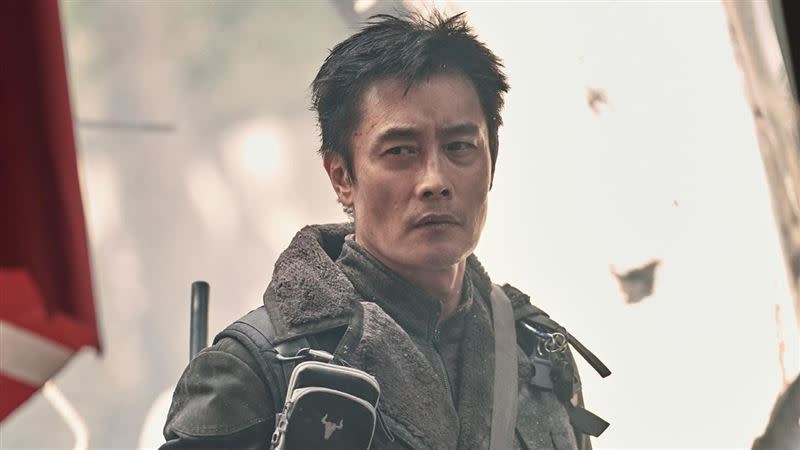李炳憲在《水泥烏托邦：末日浩劫》飾演救世英雄。（圖／車庫娛樂提供）