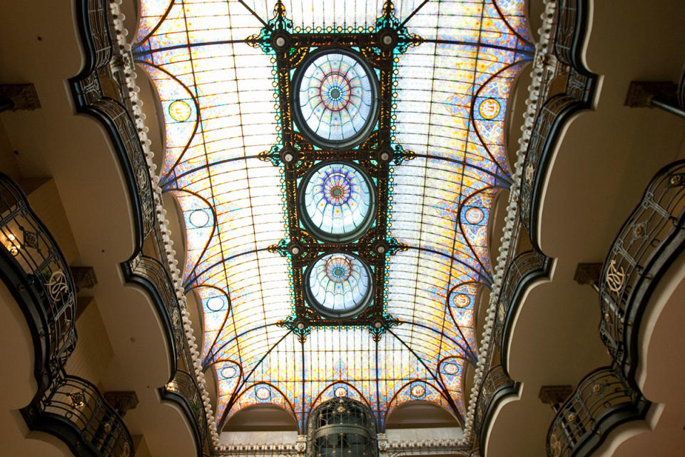 El Gran Hotel Ciudad de México alberga un vitral Tiffany, considerado Patrimonio Cultural de la Nación. Foto: Getty Images