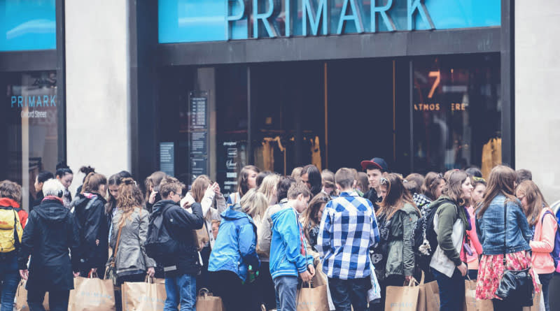 Decenas de compradores jóvenes ante una de las tiendas del gigante de la ropa de bajo costo, Primark