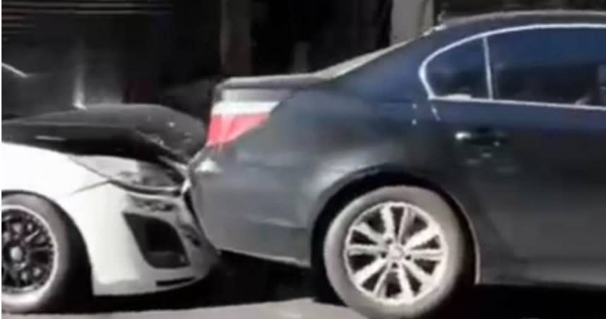 林男駕駛白色Mazda 3向前追撞游男黑色BMW，強力衝擊造成兩車嚴重車損。（圖／翻攝自記者爆料網）