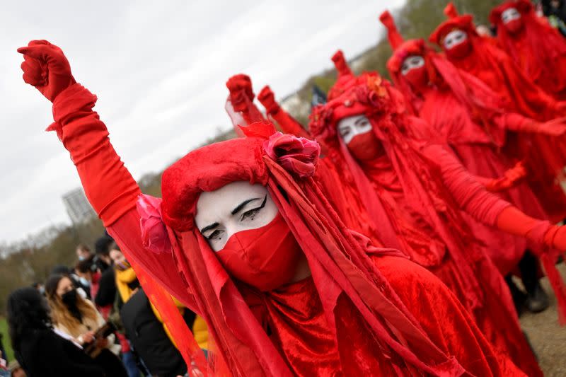 Manifestantes con disfraces protestan en Londres, Gran Bretaña.