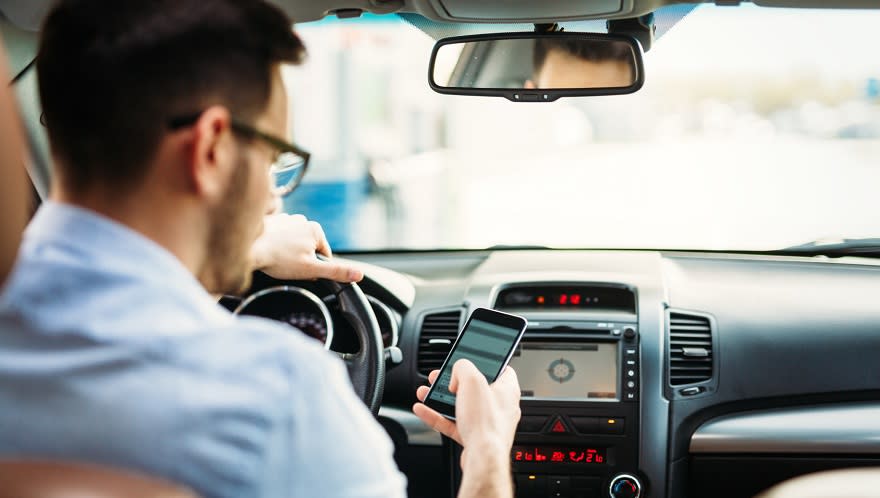 Fumar o usar el celular al volante