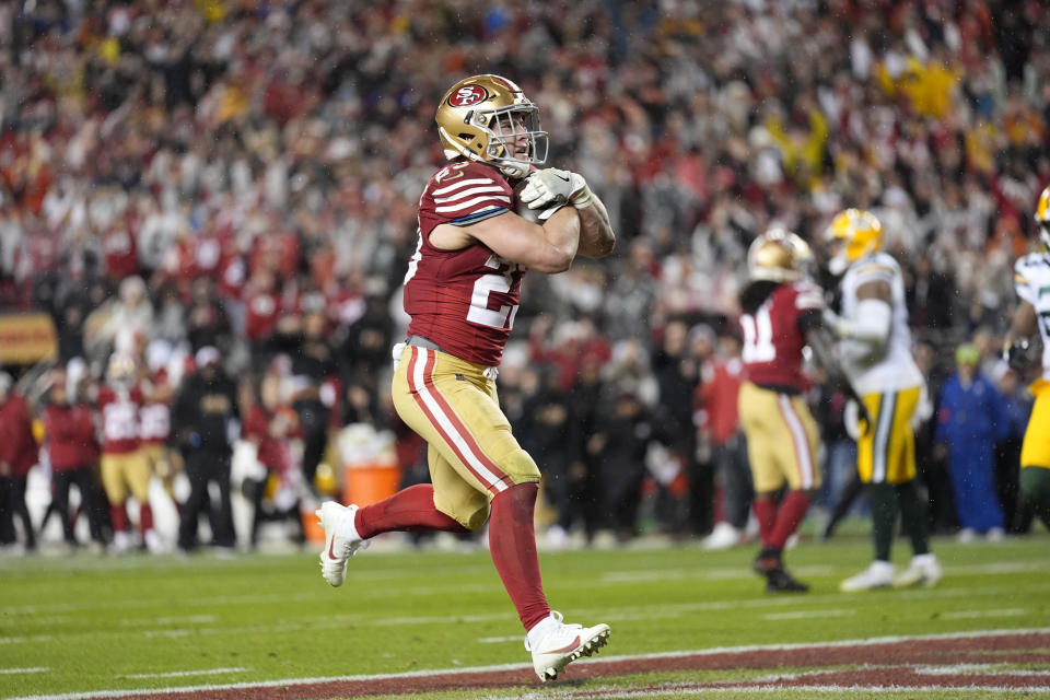 Christian McCaffrey, corredor de los 49ers de San FRancisco, anota en la segunda mitad del partido divisional de los playoffs ante los Packers de Green Bay, el sábado 20 de enero de 2024 (AP Foto/Ashley Landis)