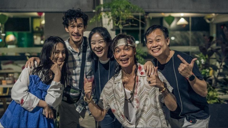 林映唯（左起）遠赴新加坡拍攝《芽籠》，與演員Shane Mardjuki、沈琳宸、李國煌及導演鄺子君合作愉快。（圖／Mm2singapore 提供）