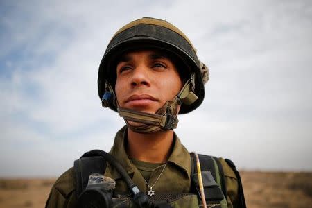 Yussef Saluta, 20, an Israeli Arab soldier from the Desert Reconnaissance battalion takes part in a drill near Kissufim in southern Israel November 29, 2016. Picture taken November 29, 2016. REUTERS/Amir Cohen