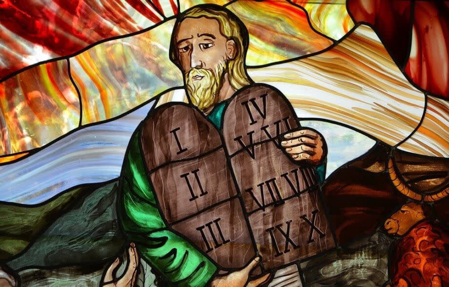 moses, der die gebotstafeln vom berg runterholt, abgebildet auf einem kirchenfenster