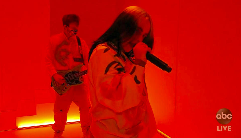 En esta imagen proporcionada por ABC el domingo 22 de noviembre del 2020, Billie Eilish y Finneas interpretan "Therefore I Am" durante la ceremonia de los American Music Awards en el Teatro Microsoft en Los Angeles. (ABC vía AP)