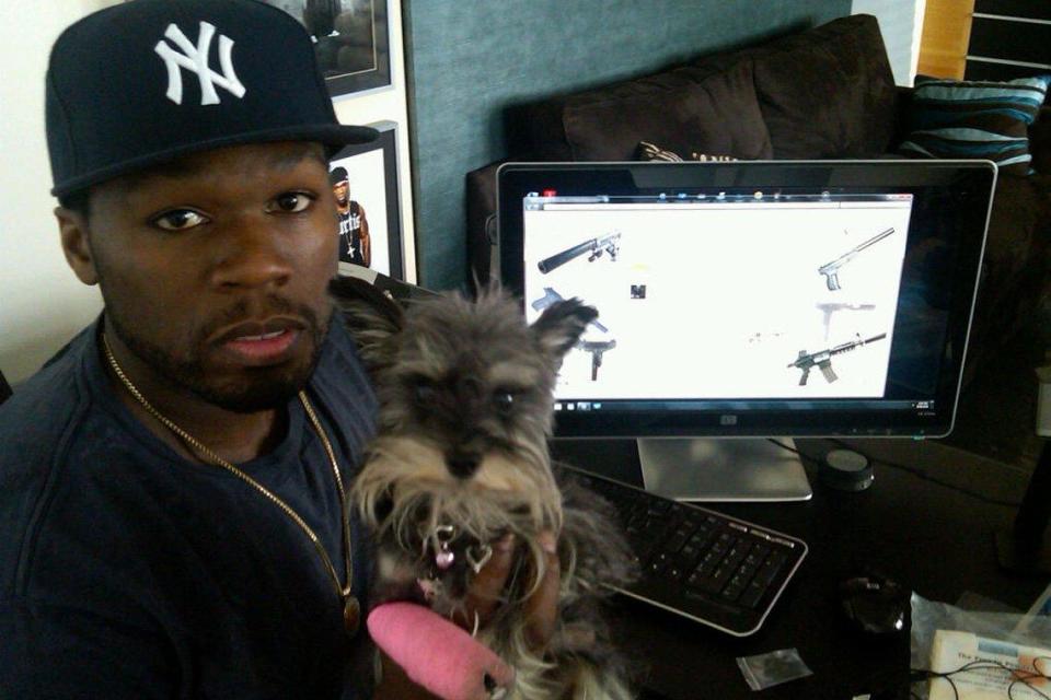 Rapper 50 Cent with his beloved schnauzer (ES local feed )