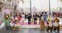 <p>Wer schon einmal im Disneyland war, kennt die lebensgroßen Figuren von Micky Maus und Co., die kleinen und großen Kindern Spaß bereiten sollen. Wir Erwachsenen wissen: Diese Figuren sind nicht echt, in ihnen stecken bezahlte Darsteller. Im Falle von Disney verdienen die auch gar nicht mal so schlecht: 23.000 Euro im Jahr für einen Job, der keinerlei Qualifikationen benötigt. </p>