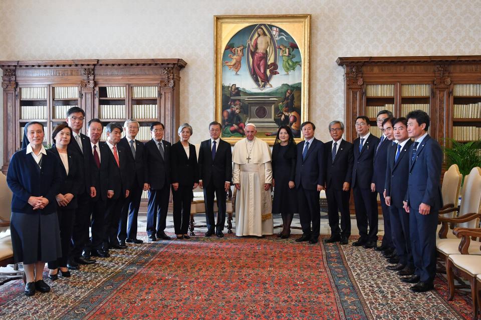 South Korean President Moon Jae-in's delegation poses with Pope Francis during a private audience at the Vatican, Thursday, Oct. 18, 2018. South Korea's president is in Italy for a series of meetings that culminated with an audience with Pope Francis at which he's expected to extend an invitation from North Korean leader Kim Jong Un to visit. (Alessandro Di Meo/ANSA via AP)